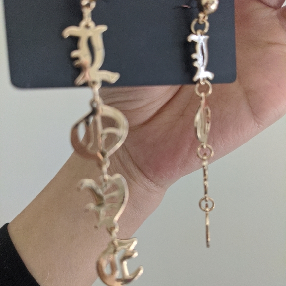 F21 "LOVE" earrings brand-new - Picture 3 of 3